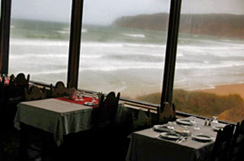 Sala de pequeno-almoço com vista para o mar