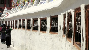 mulheres em oração em torno da Stupa de Boudhanat