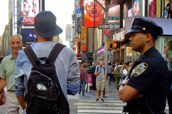 pessoas e agente da polícia em times-square, manhattan, nova iorque