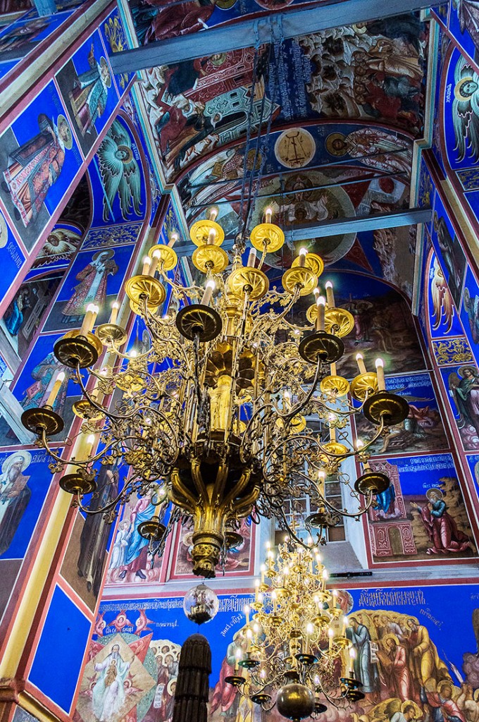 Candelabro e interior colorido da Catedral da Natividade da Virgem, Suzdal, Rússia.