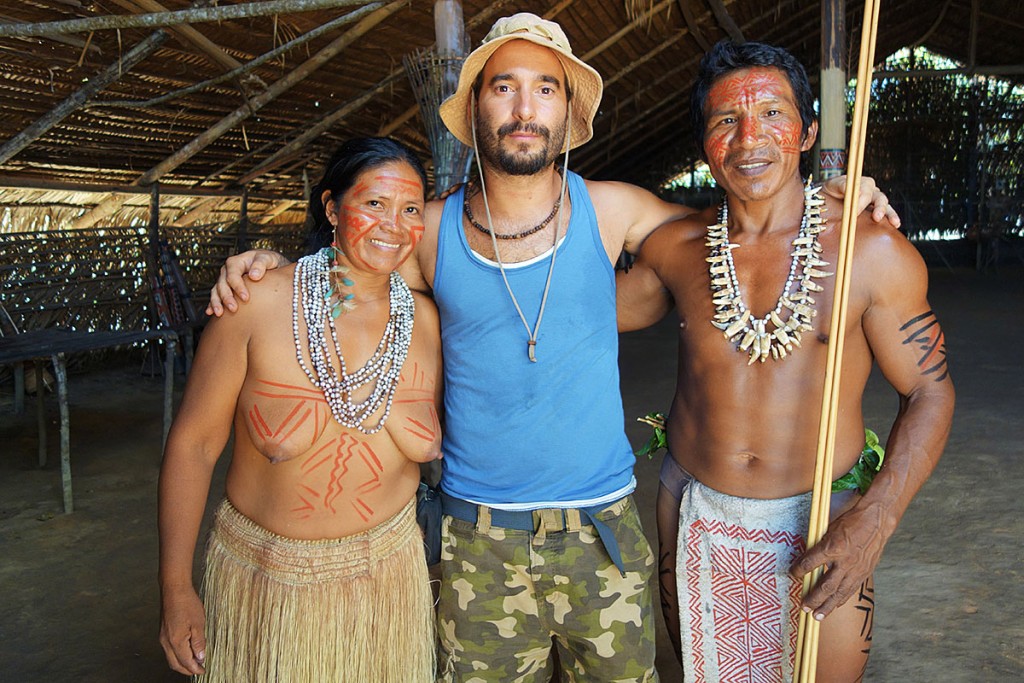 João Leitão com um casal de índio na Amazónia, no Brasil.